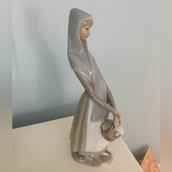 Lladro girl with basket made in Spain - Picture 2 of 4